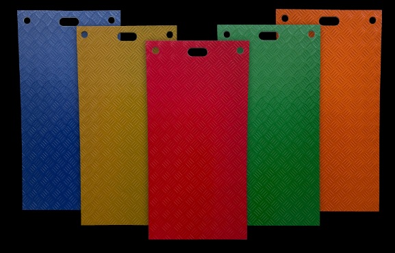 Pięć płyt w różnych kolorach na czarnym tle. Od lewej niebieska, żółta, czerwona, zielona, pomarańczowa